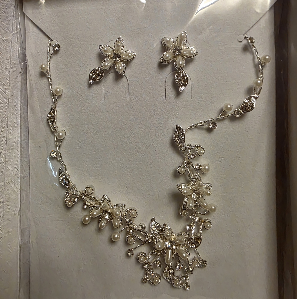 Classic Venician Style Silver Pearl And Crystal Neclace And Earring Set 75$